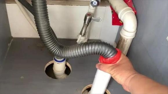 Khi không có nước chảy, nhờ vào tính đàn hồi của túi nilon, nó sẽ co lại và bám sát vào thành ống, ngăn chặn hiệu quả mùi hôi thối từ ống cống thoát ra ngoài.    