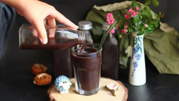 Khi chế biến nước đậu đen, bạn có thể thêm một chút muối tinh để tăng độ đậm đà cho thức uống. 