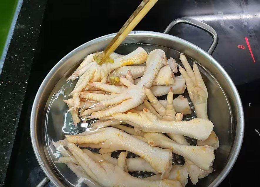 Bạn cần sơ chế chân gà thật kỹ trước khi luộc để loại bỏ các chất bẩn và khử mùi hôi.