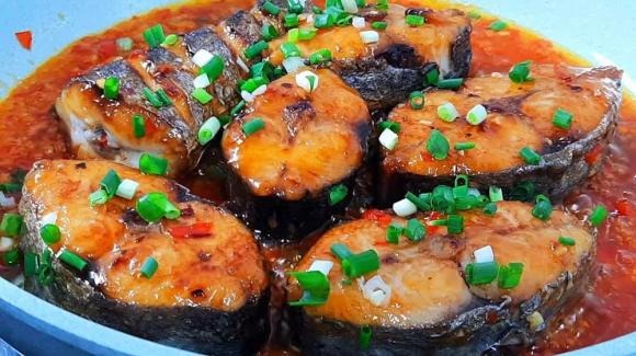 Cá thu là một trong những nguồn vitamin D tự nhiên tốt nhất – loại vitamin đóng vai trò chủ chốt trong việc hấp thụ canxi và phốt pho, từ đó củng cố hệ xương chắc khỏe. 