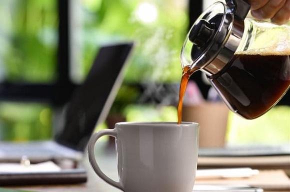 Caffeine trong cà phê có tác dụng kích thích hệ thần kinh, giúp bạn tỉnh táo và tăng cường năng lượng.