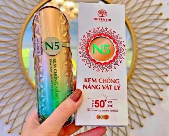 Kem chống nắng vật lý, hay còn gọi là kem chống nắng khoáng, sử dụng các khoáng chất tự nhiên như oxit kẽm (Zinc Oxide) và oxit titan (Titanium Dioxide) làm thành phần chính.