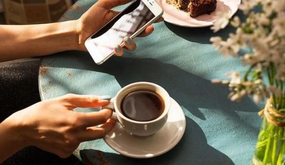 FDA khuyến cáo rằng một người trưởng thành không nên tiêu thụ quá 400mg caffeine mỗi ngày (tương đương khoảng 4 ly cà phê). 