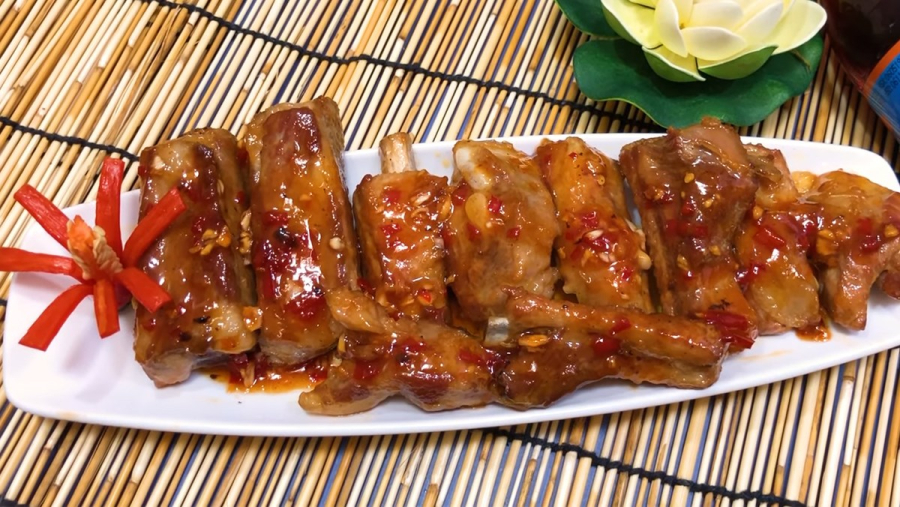 Khi sườn đã chín mềm và thấm đều gia vị, tắt bếp và thưởng thức cùng cơm trắng