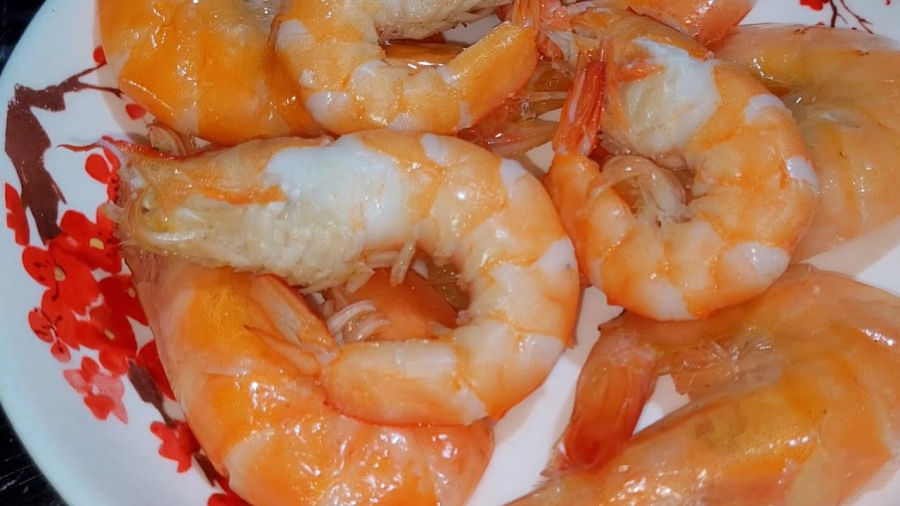 Cách luộc tôm đỏ au, mềm ngọt, dễ bóc vỏ, không tanh