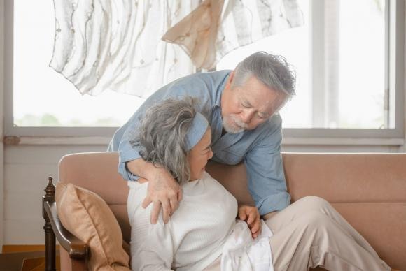 Khi tuổi già ốm yếu, người bạn đời lẽ ra phải là người đáng tin cậy nhất, người đã đồng hành suốt bao năm tháng.