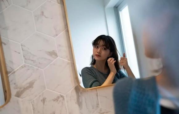 Mặc dù chưa có bằng chứng khoa học chứng minh chính xác tính đúng đắn tuyệt đối của quan niệm này, nhưng từ góc độ tâm lý học môi trường, việc bài trí không gian sống có ảnh hưởng sâu sắc đến tâm trạng và sức khỏe tinh thần.    