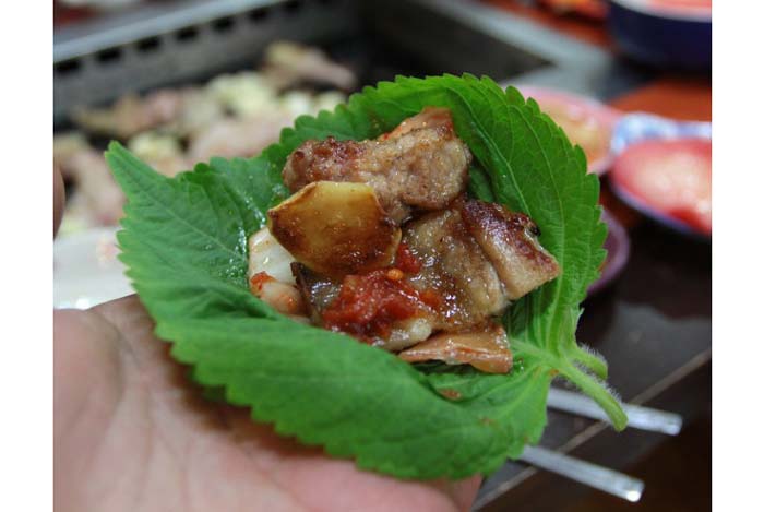 Vị ngọt tự nhiên của thịt hòa quyện cùng hương thơm đặc trưng từ lá vừng tạo nên trải nghiệm ẩm thực độc đáo, để lại dấu ấn khó phai trong lòng người thưởng thức