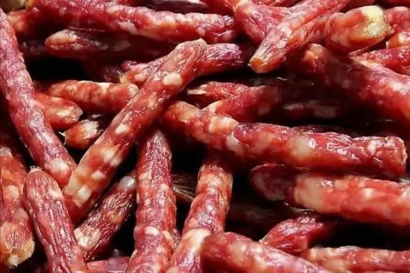 Một “sát thủ vô hình” khác có thể làm giảm sức khỏe của người cao tuổi là thịt chế biến sẵn.    