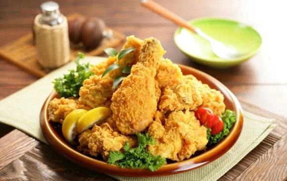 Các thực phẩm chế biến sẵn, đặc biệt là những Shbet0099 cá cược trực tuyến chứa nhiều chất béo chuyển hóa như khoai tây chiên, xúc xích, gà rán... có thể gây hại nghiêm trọng cho tim mạch. 