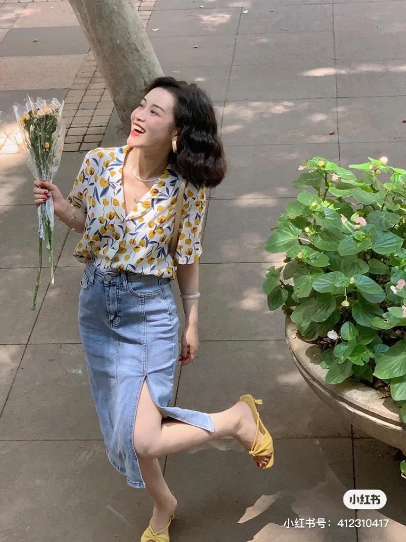 Những chiếc áo sơ mi họa tiết hoa nhỏ, chấm bi hay kẻ caro là lựa chọn tuyệt vời để mix cùng chân váy denim