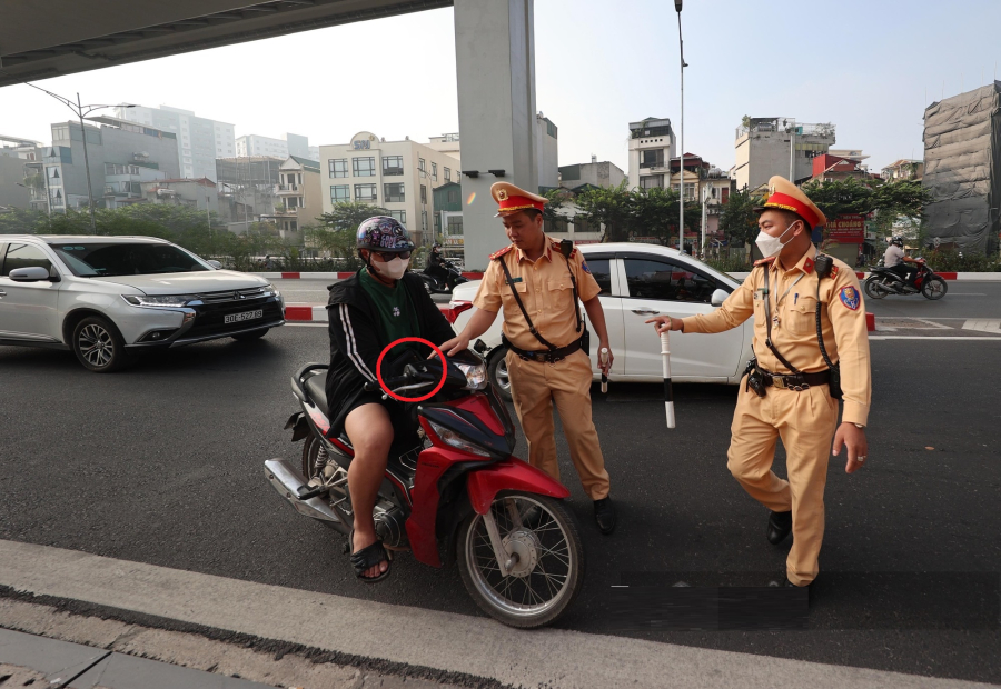 Lỗi không gương xe máy (không gương chiếu hậu bên trái người điều khiển hoặc có nhưng không có tác dụng) sẽ bị phạt tiền từ 400.000 đồng đến 600.000 đồng.