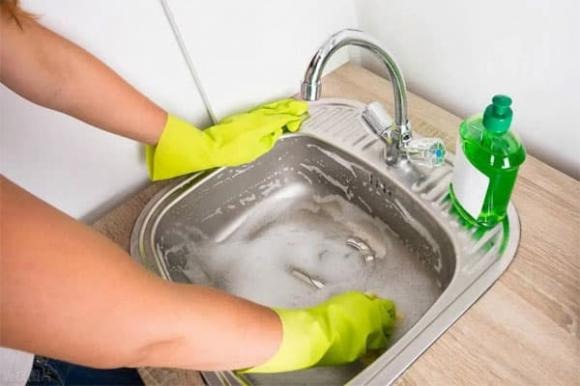 Chỉ với một mẹo đơn giản, bạn có thể dễ dàng xử lý tình trạng tắc nghẽn cống hay bồn rửa tại nhà mà không phải tốn kém chi phí thuê thợ.    