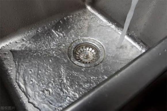 Trong quá trình sử dụng xút để thông cống, hãy mở cửa sổ hoặc sử dụng quạt thông gió để lưu thông không khí.
