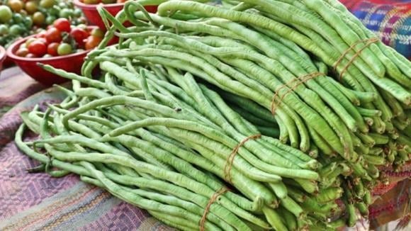 Saponin là hợp chất tự nhiên thuộc nhóm glycosid, thường có trong các loại cây họ đậu như đậu xanh, đậu lăng, đậu Hà Lan, đậu dài... đặc biệt tập trung ở phần vỏ hai đầu quả đậu.