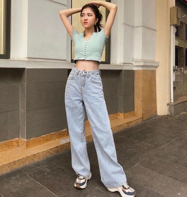 Nếu bạn tự tin về vòng eo của mình, đừng ngại thử nghiệm với áo croptop