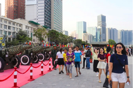 Người dân đến chiêm ngưỡng, chụp hình với dàn pháo
