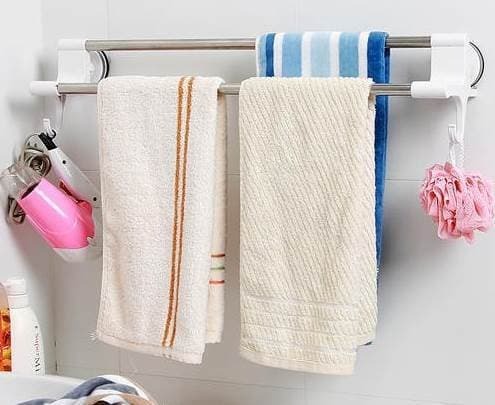 Nhiều người có thói quen treo khăn rửa mặt ngay trong phòng tắm để tiện sử dụng. 