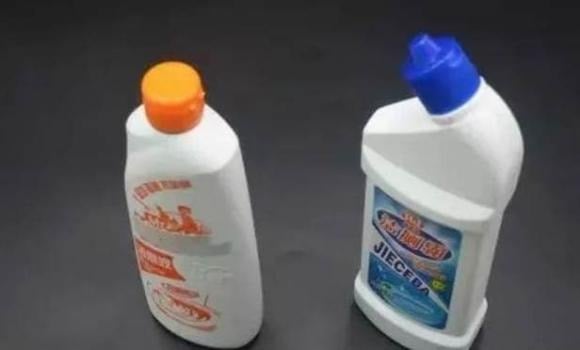 Việc để các loại chất tẩy rửa như dung dịch tẩy rửa bồn cầu, lau sàn, xịt khử mùi... trong phòng tắm có thể gây ảnh hưởng xấu đến sức khỏe.    