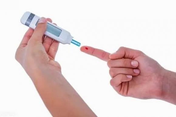 Cholesterol và triglyceride cao khiến mạch máu bị thu hẹp do mảng bám tích tụ. 