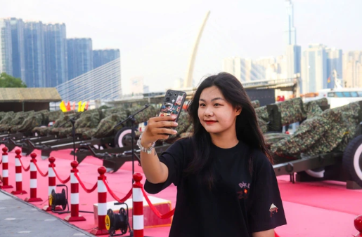 Bạn trẻ đến tham quan, chụp hình với dàn pháo