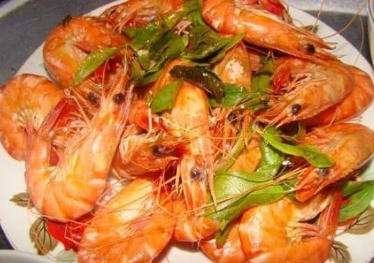 Lá chanh có vị cay ngọt, tính ôn có tác dụng hoà đàm, chỉ khái, sát khuẩn và tiêu đờm