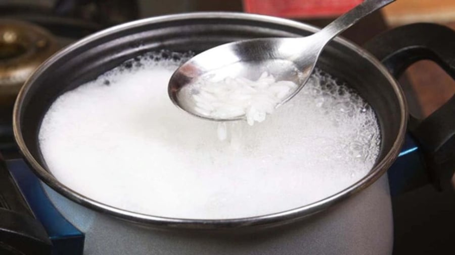 Nước cơm giúp làm sạch rỉ sét bếp gas