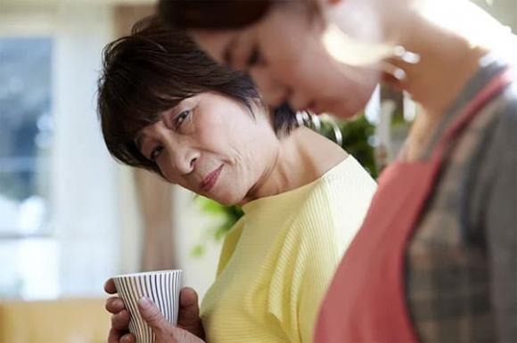 Một câu chuyện từng gây xôn xao mạng xã hội kể về một sản phụ 38 tuổi, đã có hai con gái, vẫn cố gắng sinh con thứ ba chỉ vì áp lực 