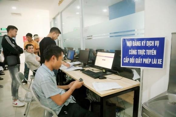 Người dân có nhu cầu đổi hoặc cấp lại giấy phép SHBET 1000 World Cup có thể thực hiện theo hai cách: trực tiếp tại cơ quan công an hoặc trực tuyến qua cổng dịch vụ công.    