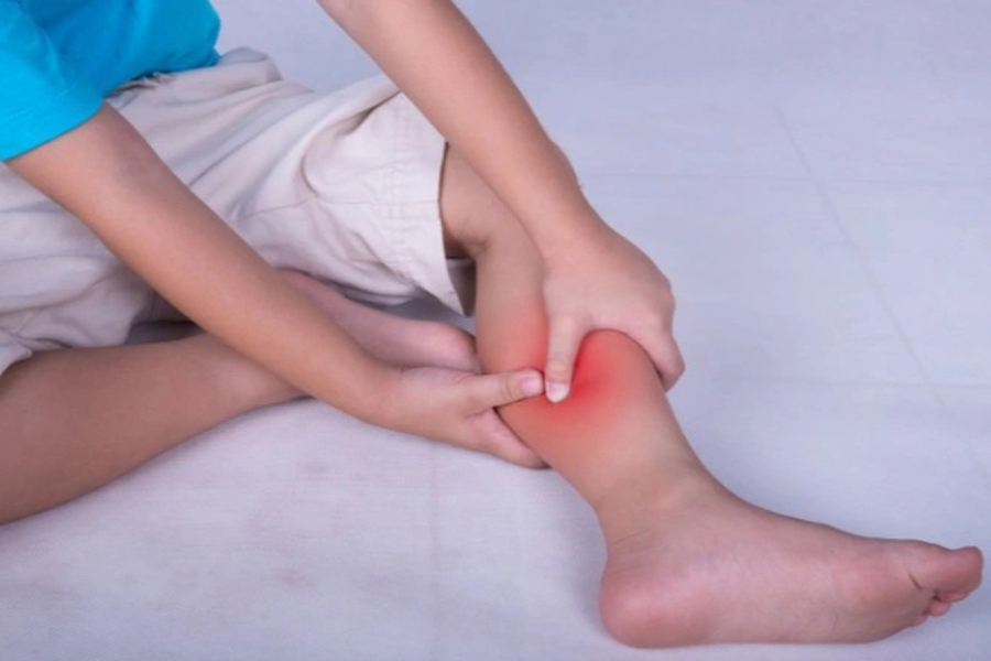 Đau chân có thể là dấu hiệu của việc ung thư phổi đã di căn đến xương hoặc xâm lấn vào các mạch máu ở chân, gây thiếu máu cục bộ và đau. 