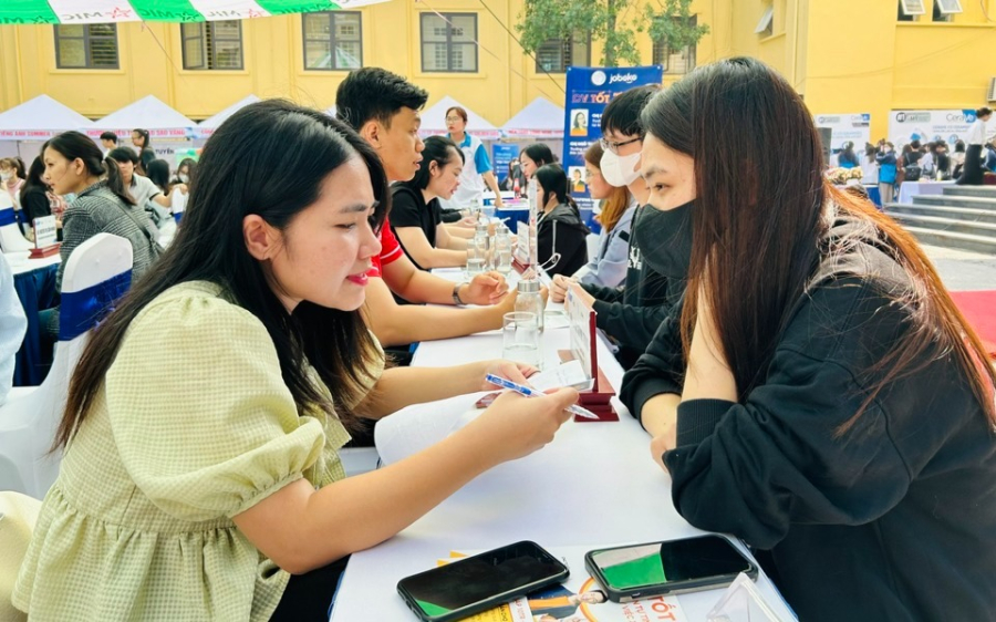 “Ổn định” là điều ai cũng mong muốn, nhưng nếu công việc chỉ dừng lại ở mức an toàn mà không có cơ hội phát triển, thì nó có thể trở thành rào cản cho tương lai. 