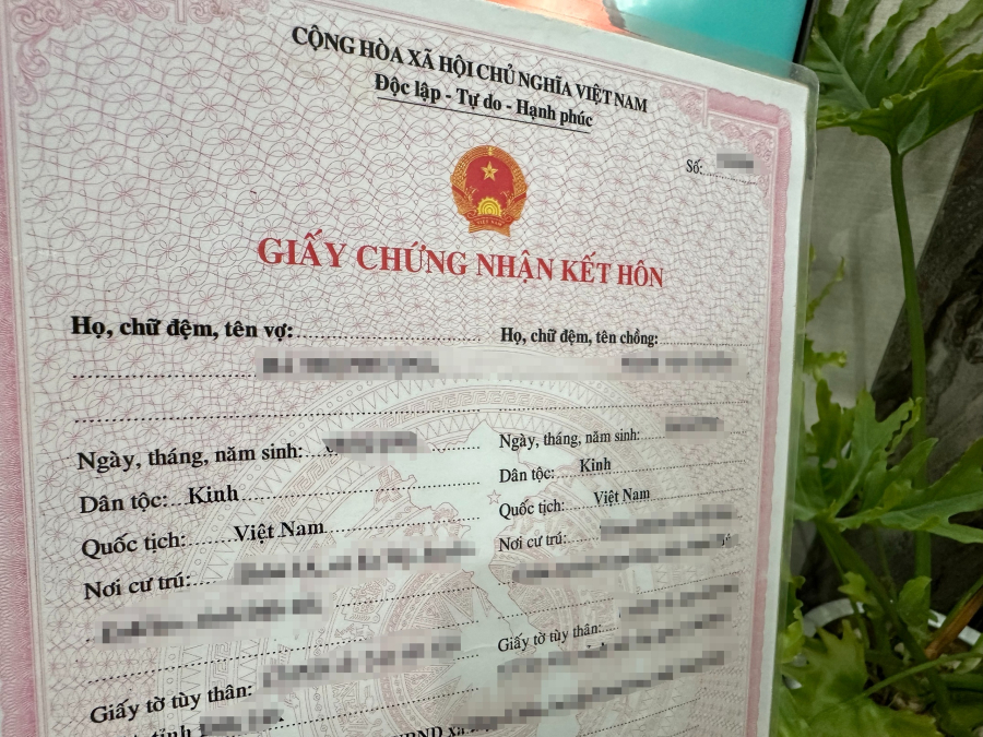 Bộ Tư pháp yêu cầu khi tiếp nhận yêu cầu đăng ký kết hôn, các cơ quan đăng ký hộ tịch sẽ không yêu cầu Giấy xác nhận tình trạng hôn nhân hay Trích lục ghi chú ly hôn của công dân Việt Nam. 