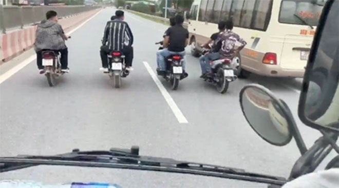 Xe máy đi dàn hàng 2 không bị CSGT xử phạt nhưng hàng 3, hàng 4 thì bị phạt nặng