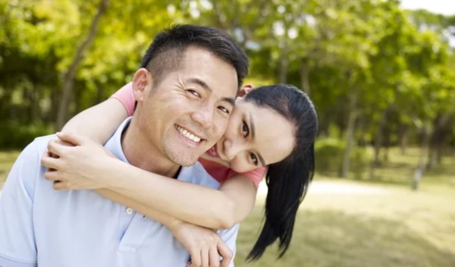 Một trong những lý do lớn nhất khiến phụ nữ e dè khi yêu đàn ông ngoài 50 chính là sự khác biệt rõ rệt về sức khỏe và thể trạng. 