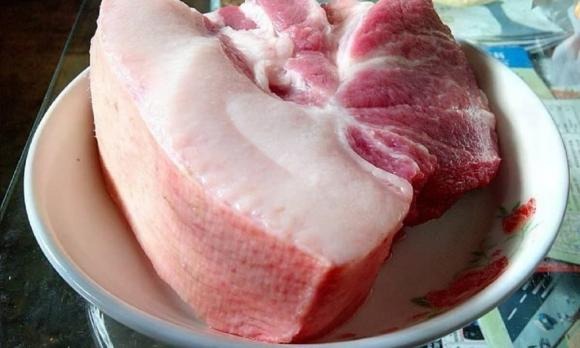 Thịt cổ lợn là phần thịt thường được khuyến cáo hạn chế sử dụng do tiềm ẩn nhiều rủi ro cho sức khỏe. Khi lợn bị giết mổ, vùng cổ chính là nơi chọc tiết, khiến máu dễ tụ lại. 