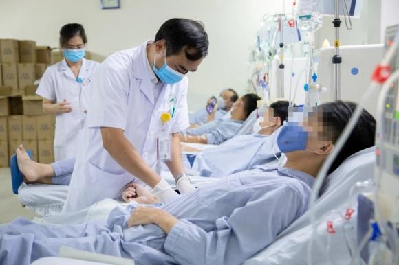 ThS.BSNT Đào Thị Thu, chuyên gia tại Trung tâm Thận Tiết niệu và Lọc máu, Bệnh viện Bạch Mai, cho biết nguyên nhân chủ yếu là bệnh nhân lầm tưởng rằng khi các triệu chứng như phù giảm hoặc kết quả xét nghiệm cải thiện thì bệnh đã khỏi.