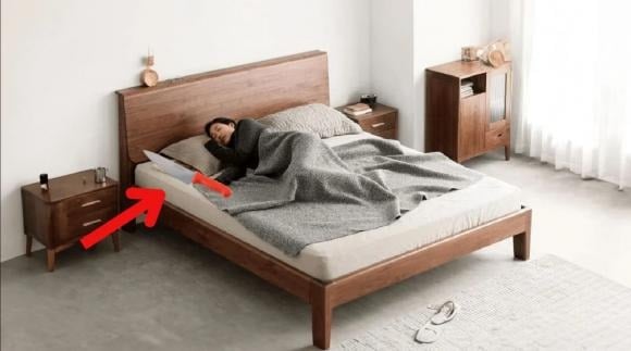 Các vật sắc bén như dao, kéo tuy là vật dụng quen thuộc trong nhà, nhưng nếu đặt gần giường ngủ, đặc biệt là gần đầu giường, sẽ vô tình tạo ra sát khí nặng nề.