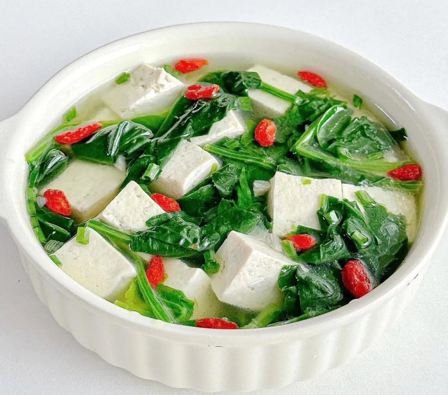 Kết hợp với đậu phụ – nguồn protein thực vật dễ tiêu hóa – tạo nên món canh đơn giản nhưng thanh đạm, dễ ăn, lại có tác dụng tuyệt vời với vóc dáng và sức khỏe đường ruột.