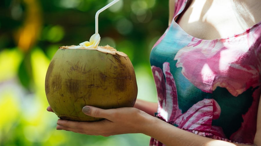 Nước dừa cực tốt cho sức khỏe nhưng đại kị với 5 người sau, uống 1 ngụm thôi cũng hại