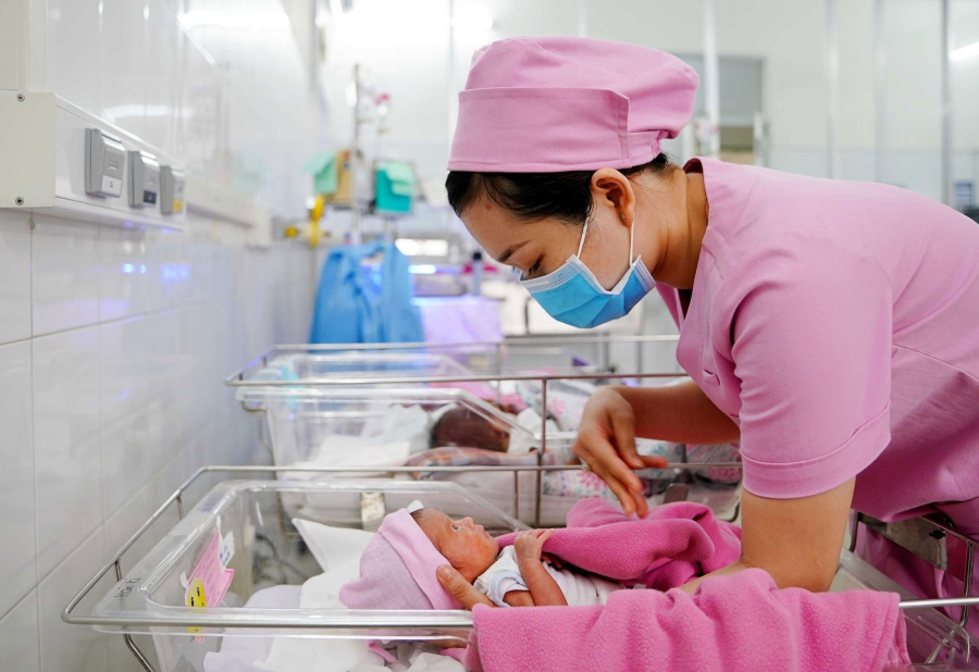 Mức tiền thưởng cho phụ nữ sinh đủ 2 con trước 35 tuổi: Có được trợ cấp 3 triệu đồng/tháng không?