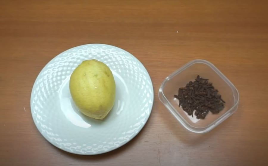 Bạn có thể sử dụng chanh tươi và hoa đinh hương để đuổi muỗi.