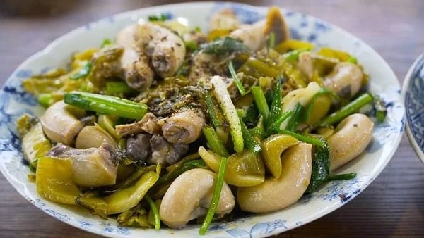 Bí quyết để khắc phục tình trạng lòng đắng, dưa không giòn nằm ở một loại gia vị cực kỳ dễ tìm – đó chính là gừng tươi.