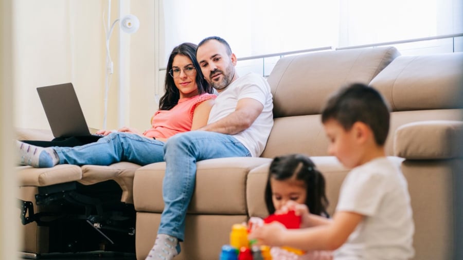 Cha quá chu toàn con sẽ không còn gì để làm, vì thế hãy cho con được tự làm việc của mình
