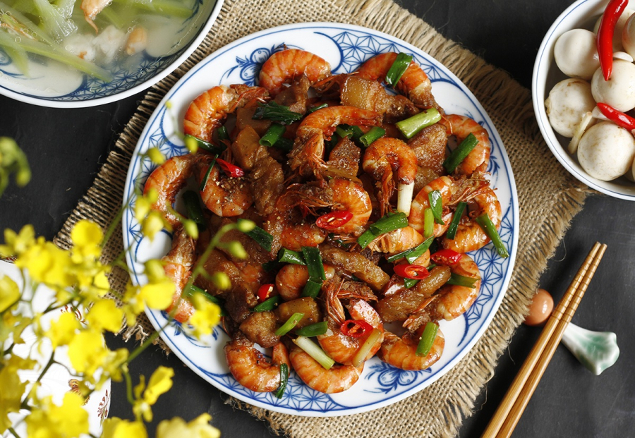 Rang tôm cho thêm 1 thứ vào chảo, tôm lên màu đỏ au, giòn thơm nức mũi