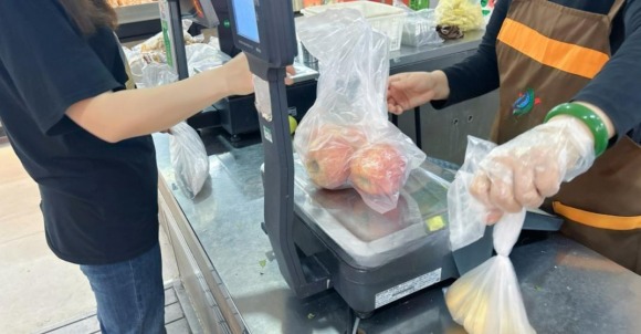 Bạn có bao giờ thắc mắc: Vì sao siêu thị lại phát túi nilon trông khá tốt, mà không thu đồng nào? 