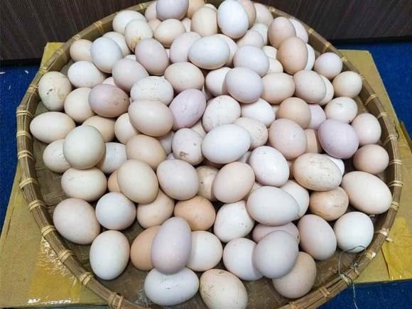 Trứng là nguồn cung cấp dồi dào lutein và zeaxanthin – hai chất chống oxy hóa giúp làm giảm nguy cơ mắc các bệnh về mắt phổ biến như thoái hóa điểm vàng và đục thủy tinh thể.    
