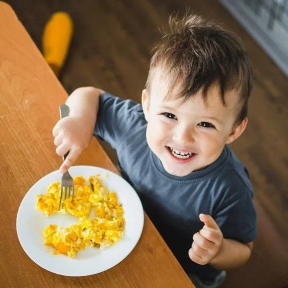 Trứng từ gà được nuôi bằng thực phẩm giàu omega-3 có hàm lượng axit béo cao, giúp giảm lượng triglycerid – một yếu tố nguy cơ gây bệnh tim. 