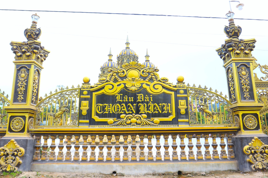 Mảnh đất này vốn là đất ở và đất vườn được chủ nhân tòa lâu đài mua lại của 4 hộ dân khác nhau rồi chuyển đổi thành đất ở để xây lâu đài.