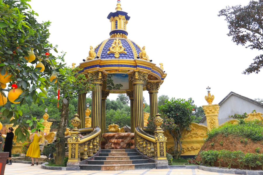 Khuôn viên tòa lâu đài được trồng nhiều cây cảnh đẹp và chòi tháp có đặt bộ bàn ghế đá để nghỉ ngơi.    