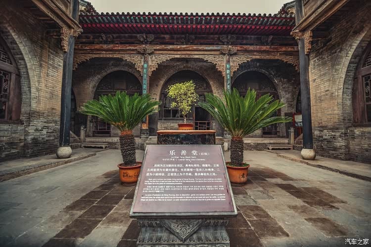 Mỗi chi tiết trong biệt phủ đều được chăm chút tỉ mỉ, từ những bức tranh chạm khắc gỗ tinh xảo đến các hoa văn trên gạch đá